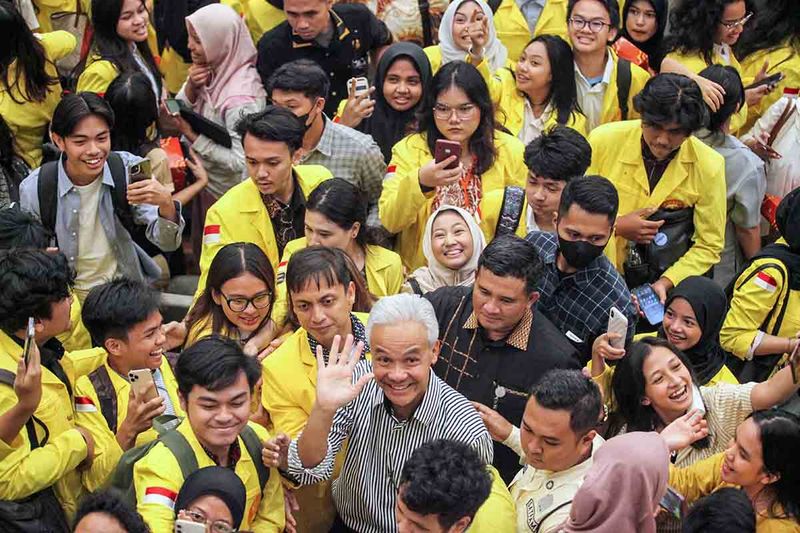 Gubernur Jawa Tengah periode 2013-2023 Ganjar Pranowo (tengah depan) menyapa dan berfoto dengan mahasiswa usai mengisi Kuliah Kebangsaan di Fisip Universitas Indonesia, Depok, Jawa Barat, Senin (18/9/2023). Kuliah Kebangsaan Fisip UI tersebut mengambil tema Hendak ke Mana Indonesia Kita? Gagasan, Pengalaman dan Rancangan Para Pemimpin Masa Depan. ANTARA FOTO/Yulius Satria Wijaya