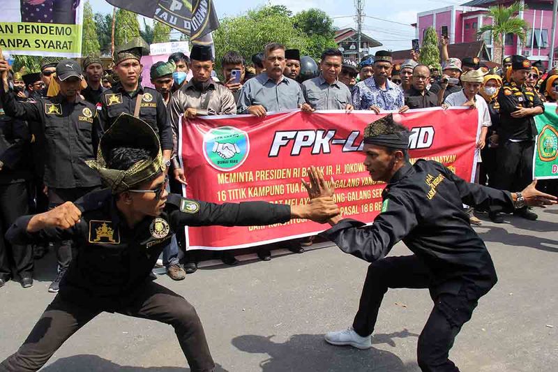 Masyarakat Melayu menggelar aksi teaterikal peduli Melayu Rempang dan Galang di Kota Dumai, Riau, Senin (18/9/2023). Aksi yang digelar oleh seribuan masyarakat Melayu, anggota paguyuban suku dan organisasi kemahasiswaan tersebut menuntut pemerintah membatalkan penggusuran masyarakat di pulau itu, mendesak pembebasan tanpa syarat terhadap warga yang ditahan dan mengecam tindakan represif aparat keamanan terhadap pengunjuk rasa beberapa waktu lalu. ANTARA FOTO/Aswaddy Hamid