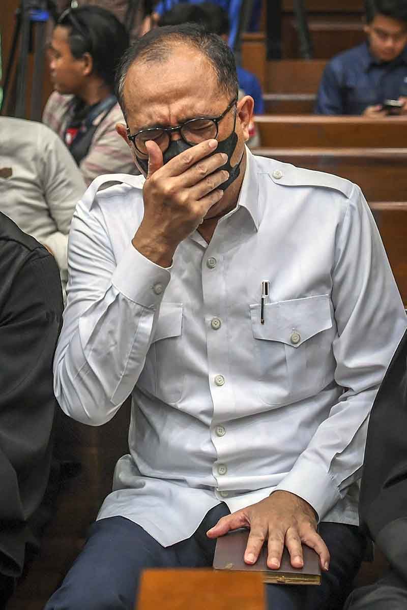 Terdakwa kasus gratifikasi dan Tindak Pidana Pencucuian Uang (TPPU) Rafael Alun Trisambodo bersiap menjalani sidang putusan sela di Pengadilan Tipikor, Jakarta, Senin (18/9/2023). Dalam sidang tersebut Majelis hakim Pengadilan Tipikor Jakarta menolak nota keberatan atau eksepsi yang diajukan mantan pejabat Ditjen Pajak Kementerian Keuangan Rafael Alun Trisambodo dan sidang dilanjutkan ke tahap pembuktian. ANTARA FOTO/Galih Pradipta