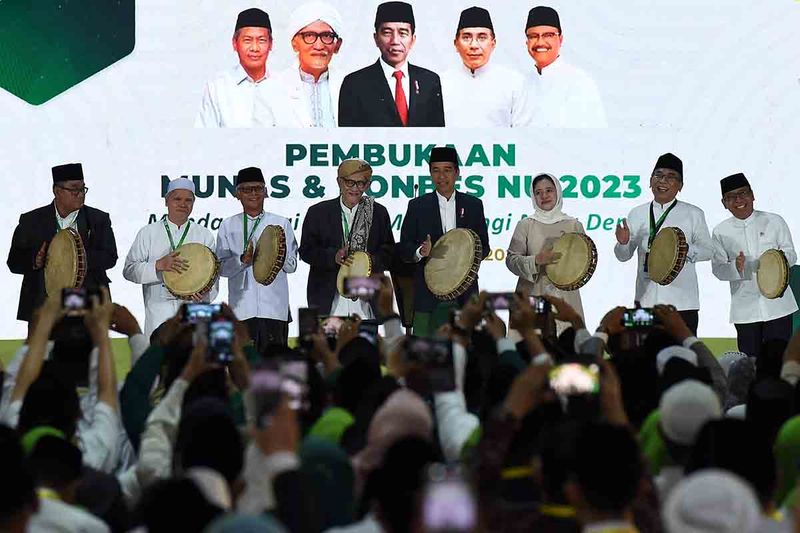 Presiden Joko Widodo (kelima kiri) didampingi Rais Aam PBNU Miftachul Akhyar (keempat kiri), Ketua Umum PBNU Yahya Cholil Staquf (kedua kanan), Ketua DPR Puan Maharani (ketiga kanan), Mensesneg Pratikno serta pengurus PBNU memukul rebana saat membuka Musyawarah Nasional Alim Ulama dan Konferensi Besar Nahdlatul Ulama 1445 H/2023 M di Pondok Pesantren Al-Hamid, Cipayung, Jakarta Timur, Senin (18/9/2023).Kegiatan yang diikuti oleh para kader NU tersebut mengangkat tema Mendampingi Umat Memenangi Masa Depan. ANTARA FOTO/Sigid Kurniawan