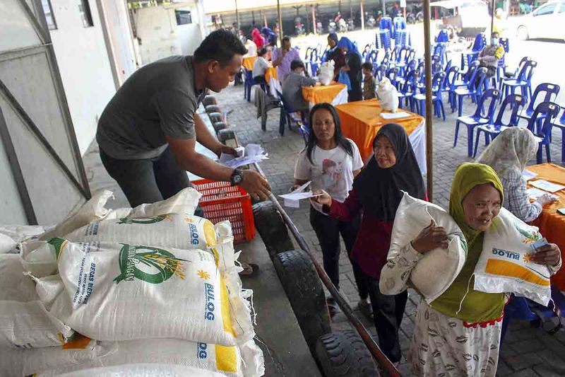 Petugas memeriksa kelengkapan dokumen Keluarga Penerima Manfaat (KPM) saat Penyaluran Bantuan Cadangan Beras Pemerintah Tahap II di gudang PT Pos Indonesia, Tanjung Morawa, Deli Serdang, Sumatera Utara, Senin (18/9/2023). Perum Bulog Wilayah Sumatera Utara bersama PT Pos Indonesia menyalurkan sebanyak 9.260 ton beras kepada 926.507 KPM di provinsi itu. ANTARA FOTO/Yudi