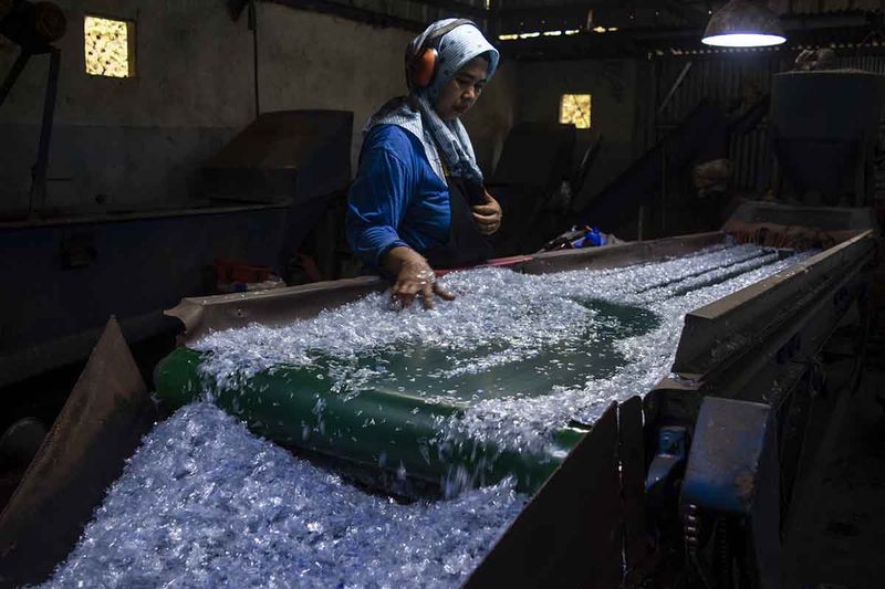 Seorang pekerja memilah plastik cacah di Koperasi Pemulung Berdaya, Setu, Tangerang Selatan, Banten, Senin (18/9/2023). Koperasi yang mempekerjakan sekitar 50 pemulung tersebut menghasilkan produk plastik cacah dan plastik pres sebagai bahan pelet plastik daur ulang dengan omzet mencapai Rp1,5 miliar per bulan. ANTARA FOTO/Sulthony Hasanuddin