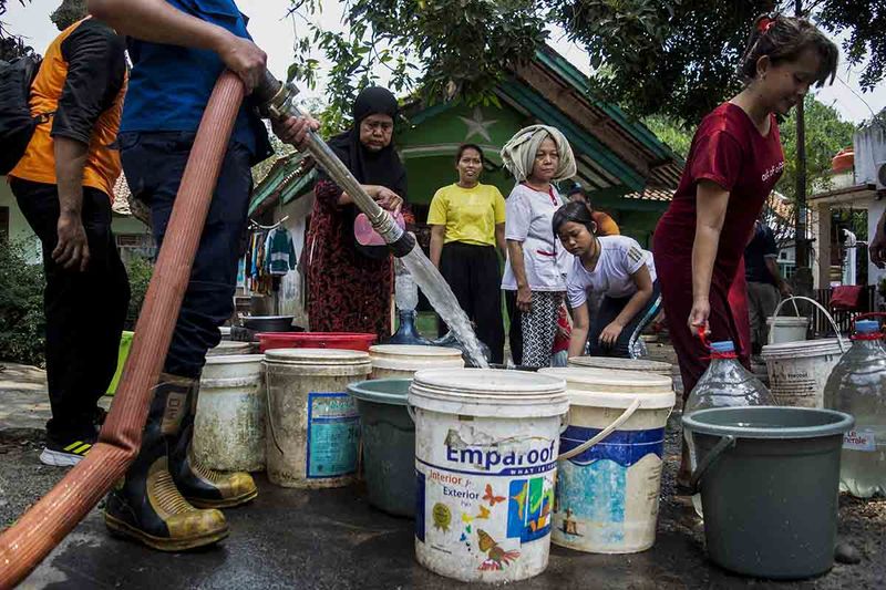 Petugas mendistribusikan air bersih kepada warga di Kranggan, Tangerang Selatan, Banten, Senin (18/9/2023). Badan Penanggulangan Bencana Daerah (BPBD) bersama Pemadam Kebakaran Tangerang Selatan mendistribusikan air bersih untuk membantu warga yang mengalami kekeringan akibat musim kemarau di sejumlah kecamatan di Tangsel. ANTARA FOTO/Sulthony Hasanuddin