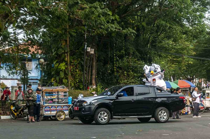 Maskot KPU Sura dan Sulu menyapa warga di Rangkasbitung, Lebak, Banten, Senin (18/9/2023). Kirab Pemilu 2024 yang diselenggarakan selama tujuh hari di Kabupaten Lebak tersebut bertujuan untuk meningkatkan partisipasi masyarakat dalam menggunakan hak suara pada pemilu mendatang. ANTARA FOTO/Muhammad Bagus Khoirunas