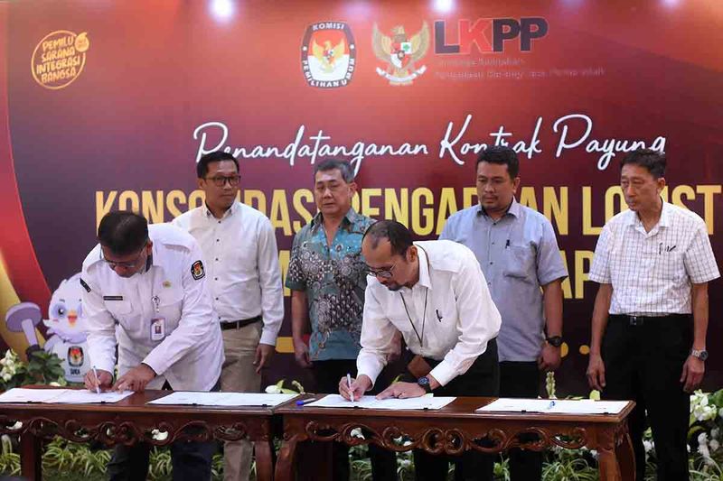 Deputi Bidang Dukungan Teknis KPU Eberta Kawima (kiri) bersama Plt Deputi bidang Transformasi Pengadaan Digital LKPP Fadli Arif (ketiga kanan) dan pihak swasta menandatangani Kontrak Payung Konsolidasi Pengadaan Logistik Pemilu 2024 Tahap I di di Gedung LKPP, Jakarta Selatan, Senin (18/9/2023). Komisi Pemilihan Umum (KPU) bersama Lembaga Kebijakan Pengadaan Barang dan Jasa Pemerintah (LKPP) dan sejumlah pihak terkait melakukan penandatanganan kontrak pengadaan logistik Pemilu 2024 diantaranya kotak suara, bilik suara, dan tinta segel. ANTARA FOTO/Indrianto Eko Suwarso