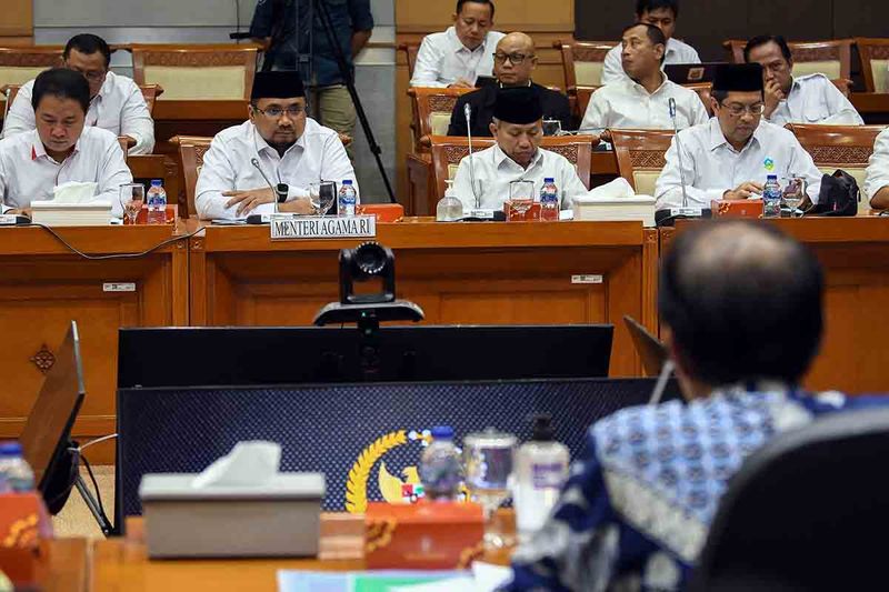 Menteri Agama Yaqut Cholil Qoumas (kedua kiri) bersama jajarannya mengikuti rapat kerja dengan Komisi VIII DPR di kompleks Parlemen, Senayan, Jakarta, Senin (18/9/2023). Rapat tersebut membahas Evaluasi Penyelenggaraan Ibadah Haji Tahun 1444 H/2023 M. ANTARA FOTO/Aditya Pradana Putra