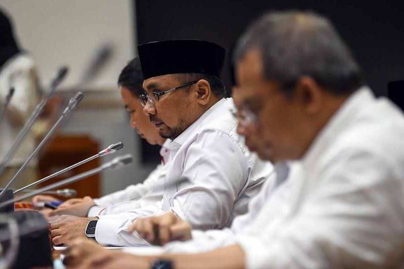 Menteri Agama Yaqut Cholil Qoumas (kiri) menyampaikan paparan saat rapat kerja dengan Komisi VIII DPR di kompleks Parlemen, Senayan, Jakarta, Senin (18/9/2023). Rapat tersebut membahas Evaluasi Penyelenggaraan Ibadah Haji Tahun 1444 H/2023 M. ANTARA FOTO/Aditya Pradana Putra