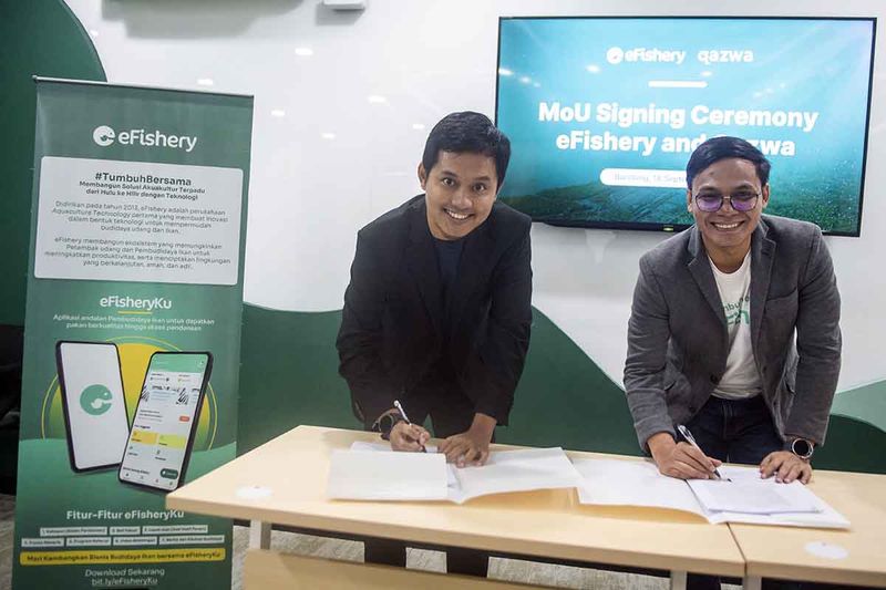 Co-Founder & CEO eFishery Gibran Huzaifah (kanan) bersama Co-Founder & CEO Qazwa Dikry Paren (kiri) menandatangani dokumen perjanjian kerja sama pembiayaan kepada pembudi daya ikan lokal di Bandung, Jawa Barat, Senin (18/9/2023). Perjanjian kerja sama tersebut dalam rangka pembiayaan kepada pembudi daya ikan lokal dengan target Rp100 miliar untuk satu tahun ke depan dalam mendukung kemajuan industri akuakultur Indonesia dan menargetkan para UMKM akuakultur lokal yang telah menjadi mitra eFishery untuk mengakselarasi pertumbuhan bisnis serta kesejahteraan pembudi daya ikan di Indonesia. ANTARA FOTO/M Agung Rajasa