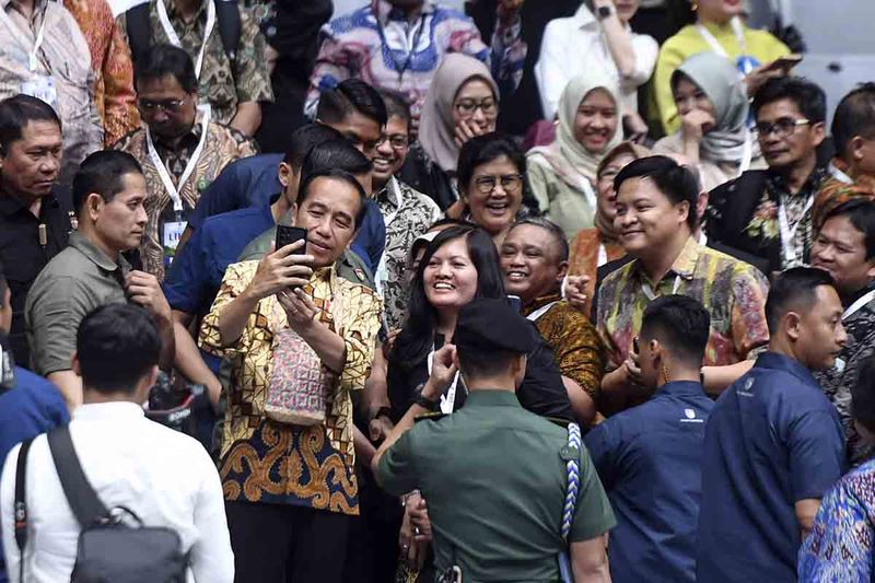 Presiden Joko Widodo berfoto bersama peserta Festival Lingkungan, Iklim, Kehutanan, Energi Baru Terbarukan (LIKE) di Indonesia Arena, Jakarta, Senin (18/9/2023). Festival yang menunjukkan langkah kolektif pembangunan lingkungan hidup dan kehutanan, termasuk iklim dan energi baru terbarukan itu menjadi persiapan rangkaian kerja dalam rangka COP28 di Dubai pada November 2023. ANTARA FOTO/Hafidz Mubarak A