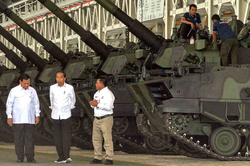 Presiden Joko Widodo (tengah) bersama Menteri Pertahanan Prabowo Subianto (kiri) dan Direktur Utama PT Pindad Abraham Mose (kanan) meninjau alutsista saat melakukan kunjungan ke PT Pindad di Bandung, Jawa Barat, Selasa (19/9/2023). Dalam kunjungannya ke Bandung, Presiden Joko Widodo berkesempatan untuk meninjau fasilitas produksi alutsista milik PT Pindad yang merupakan salah satu bentuk atensi dan apresiasi presiden terhadap PT Pindad sebagai industri pertahanan dalam negeri. ANTARA FOTO/Raisan Al Farisi