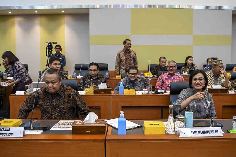 Menteri Keuangan Sri Mulyani (kanan) dan Gubernur Bank Indonesia Perry Warjiyo (kiri) mengikuti rapat kerja dengan Badan Anggaran DPR di Kompleks Parlemen, Senayan, Jakarta, Selasa (19/9/2023). Raker tersebut membahas RUU tentang APBN Tahun Anggaran 2024. ANTARA FOTO/Galih Pradipta