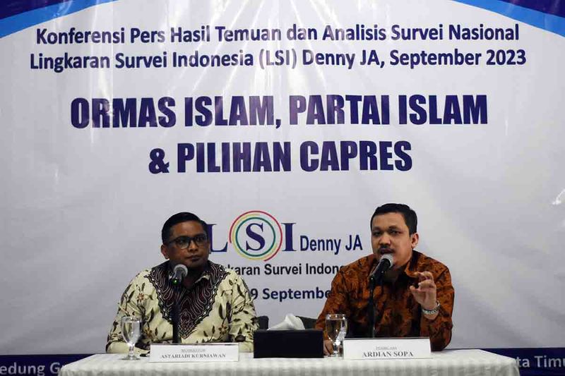 Peneliti senior LSI Denny JA Ardian Sopa (kanan) didampingi moderator Astariadi Kurniawan memaparkan temuan dan analisis Survei Nasional bertajuk "Ormas Islam, Partai Islam dan Pilihan Capres" di Kantor Lingkaran Survei Indonesia Denny JA, Jakarta, Selasa?(19/9/2023). Dalam simulasi tiga capres (Prabowo Subianto, Ganjar Pranowo, dan Anies Baswedan), Prabowo bersaing dengan Ganjar, unggul sangat tipis di NU sementara Anies unggul di Muhammadiyah, sementara di partai Islam keunggulan ada di Anies yakni 37.1 persen, Prabowo 28.3 persen, dan Ganjar 28.1 persen. ANTARA FOTO/Indrianto Eko Suwarso