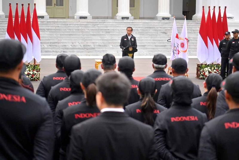 Presiden Joko Widodo memberikan arahan saat upacara pelepasan kontingen Indonesia untuk Asian Games ke-19 Hangzhou di halaman Istana Merdeka, Jakarta, Selasa (19/9/2023). Indonesia mengirimkan 413 atlet yang akan tampil di 30 cabang olahraga (cabor) Asian Games 2023 di Hangzhou, China, 19 September hingga 8 Oktober. ANTARA FOTO/Akbar Nugroho Gumay