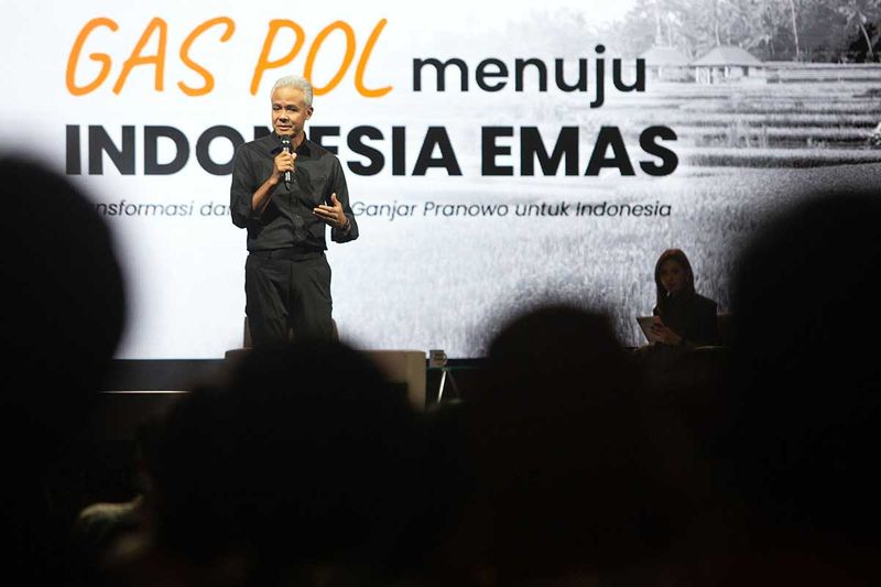 Bakal calon presiden dari partai PDI Perjuangan Ganjar Pranowo menyampaikan gagasan di UGM, Sleman, DI Yogyakarta, Selasa (19/9/2023). Bicara gagasan yang menghadirkan tiga bakal calon presiden Anies Baswedan, Ganjar Pranowo dan Prabowo Subanto tersebut memberikan kesempatan bacapres menyampaikan gagasan jika terpilih menjadi presiden. ANTARA FOTO/Hendra Nurdiyansyah