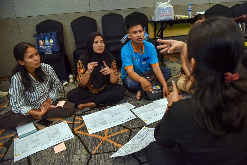 Pemateri berkomunikasi menggunakan bahasa isyarat dengan penyandang disabilitas saat pelatihan berwirausaha di Medan, Sumatera Utara, Selasa (19/9/2023). Pelatihan yang diikuti 30 peserta dari sejumlah daerah di Sumatera Utara tersebut bertujuan untuk mendorong penyandang disabilitas agar mandiri dan maju dalam berwirausaha.?ANTARA FOTO/Fransisco Carolio