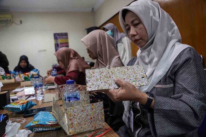 Sejumlah peserta mempraktikkan cara membuat tempat tisu dari bahan daur ulang sampah anorganik saat mengikuti pelatihan kreasi daur ulang sampah dan pengenalan bio konversi maggot di Aula Pabrik Garudafood, Pati, Jawa Tengah, Selasa (19/9/2023). Kegiatan tersebut merupakan bagian dari program inkubasi perusahaan Garudafood dalam meningkatkan keterampilan masyarakat untuk mengelola sampah organik dan anorganik sehingga dapat menjadi nilai ekonomis sekaligus sebagai upaya mendukung program pemerintah yakni Zero Waste Zero Emission. ANTARA FOTO/Makna Zaezar