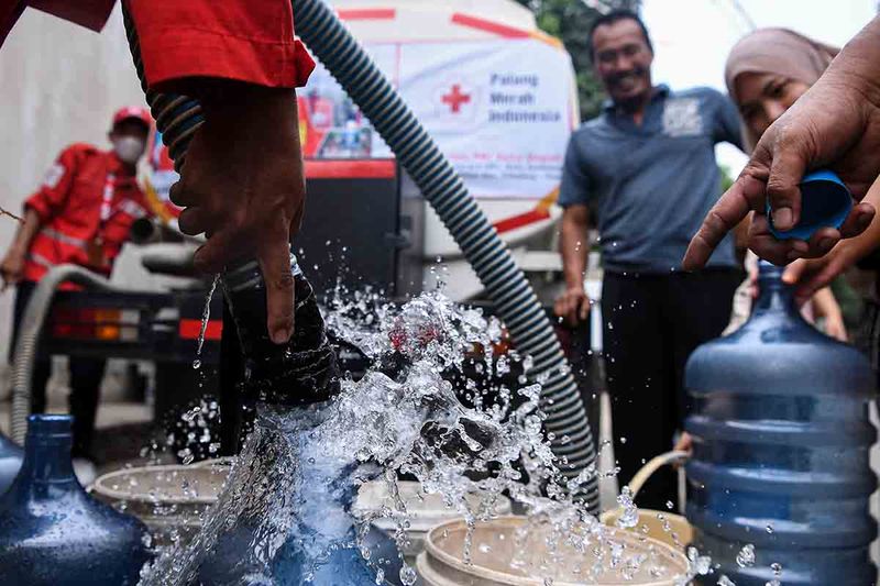 Petugas PMI Kota Depok memasukkan air bersih ke dalam galon di Kelurahan Cipayung Jaya, Cipayung, Depok, Jawa Barat, Selasa (19/9/2023). PMI Kota Depok mendistribusikan air bersih bagi 150 kepala keluarga terdampak kekeringan akibat kemarau panjang di wilayah tersebut. ANTARA FOTO/Sigid Kurniawan