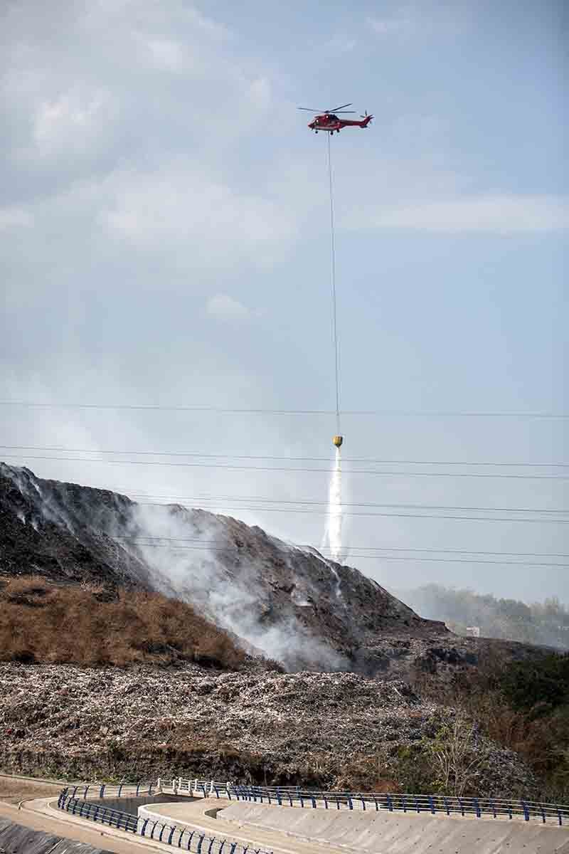 Helikopter BNPB menumpahkan air untuk memadamkan kebakaran tumpukan sampah di TPA Putri Cempo, Solo, Jawa Tengah, Selasa (19/9/2023). Badan Nasional Penanggulangan Bencana (BNPB) dan Pemkot Solo menggunakan metode water bombing untuk memadamkan kebakaran TPA Putri Cempo dengan helikopter Super Puma yang mampu mengangkut empat ribu liter air. ANTARA FOTO/Mohammad Ayudha