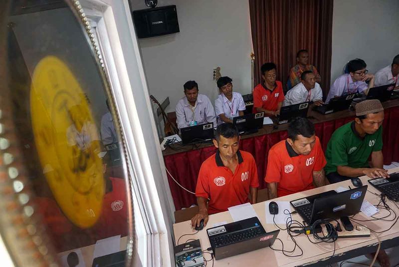 Sejumlah warga binaan pemasyarakatan mengerjakan soal menggunakan komputer saat mengikuti Asesmen Nasional Berbasis Komputer (ANBK) di Lapas Kelas IIB, Kabupaten Batang, Jawa Tengah, Selasa (19/9/2023). Lapas Kelas IIB Batang memfasilitasi warga binaan pemasyarakatan untuk mengikuti Asesmen Nasional Berbasis Komputer (ANBK) khusus pendidikan di jenjang Kejar Paket B atau setara SMP yang bertujuan memperoleh ijazah legal yang nantinya dapat digunakan untuk mencari pekerjaan usai menjalani masa tahanan. ANTARA FOTO/Harviyan Perdana Putra