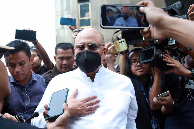 Pengusaha Irwan Daniel Mussry (tengah) berjalan keluar usai menjalani pemeriksaan sebagai saksi di Gedung Merah Putih KPK, Jakarta, Rabu (20/9/2023). Irwan Mussry diperiksa terkait dengan pemeriksaan mantan Kepala Bea Cukai Yogyakarta Eko Darmanto. Sebelumnya Eko ditetapkan sebagai tersangka kasus dugaan penerimaan gratifikasi dan tindak pidana pencucian uang (TPPU). ANTARA FOTO/Reno Esnir