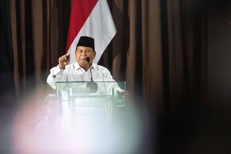 Menteri Pertahanan Prabowo Subianto menyampaikan pidatonya saat bertemu 1000 guru ngaji di Sleman, DI Yogyakarta, Rabu(20/9/2023). Dalam kegiatan tersebut Prabowo Subianto menyampaikan besarnya potensi kekayaan sumber daya alam di Indonesia yang bisa dimanfaatkan untuk kesejahteraan rakyat. ANTARA FOTO/Hendra Nurdiyansyah