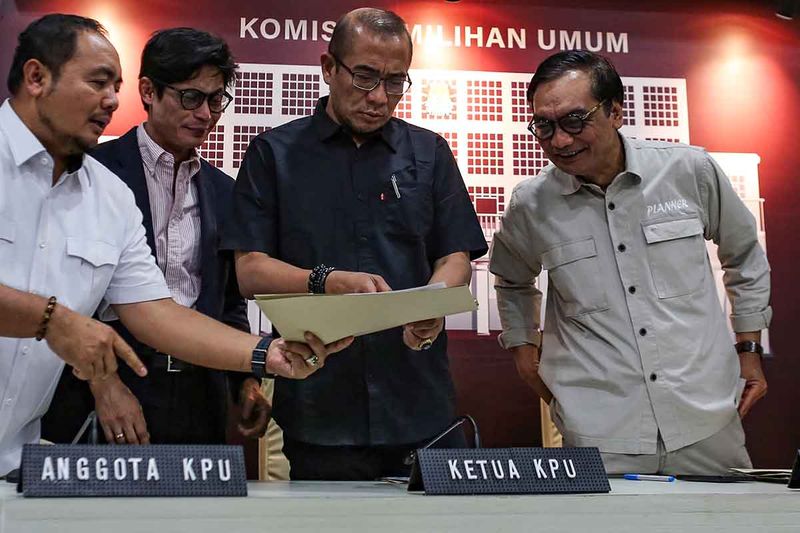 Ketua KPU Hasyim Asy'ari (tengah) berbincang bersama anggota KPU Mochammad Afifuddin (kiri), August Mellaz (kedua kiri) dan Yulianto Sudrajat (kanan) saat konferensi pers terkait logistik pemilu 2024 di Gedung KPU, Jakarta, Rabu (20/9/2023). KPU memastikan pengadaan logistik sesuai jadwal yang ditentukan dan tidak ada keterlambatan dalam distribusi logistik pemilu 2024. ANTARA FOTO/Asprilla Dwi Adha