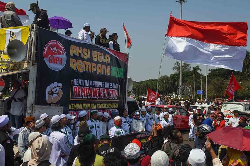 Sejumlah warga mengikuti Aksi Bela Rempang di kawasan Patung Arjuna Wiwaha, Jalan Medan Merdeka Barat, Jakarta, Rabu (20/9/2023). Massa dari Gerakan Nasional Pembela Rakyat (GNPR) tersebut menolak penggusuran paksa warga untuk proyek Rempang Eco City di Pulau Rempang, Kota Batam dan mendesak pemerintah untuk mengembalikan hak rakyat atas tanah tempat tinggal mereka. ANTARA FOTO/Aditya Pradana Putra