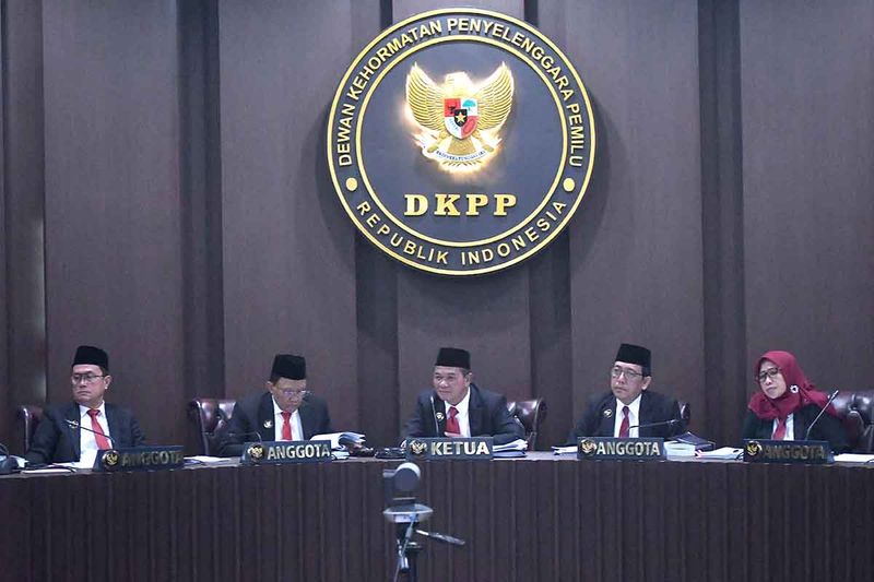 Ketua Majelis Heddy Lugito (tengah) didampingi I Dewa Kade Wiarsa (kedua kanan), J Kristiadi (kedua kiri), Ratna Dewi Pettalolo (kanan), dan Muhammad Tio Aliansyah (kiri) saat sidang pemeriksaan dugaan pelanggaran Kode Etik Penyelenggara Pemilu (KEPP) di ruang sidang DKPP, Jakarta, Rabu (20/9/2023). Sidang dugaan pelanggaran KEPP tersebut terkait keterlambatan dalam menetapkan anggota Bawaslu Provinsi Sumatera Utara periode 2023-2028 dan tidak memperhatikan memperhatikan keterwakilan 30% wanita dalam keanggotaan. ANTARA FOTO/ Fakhri Hermansyah