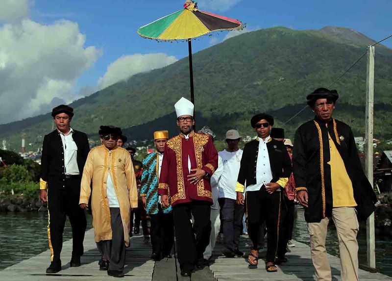 Sultan Jailolo Ahmad Sjah (tengah) didampingi sejumlah perangkat adat kesultanan Ternate saat prosesi Kololi Kie Mote Ngolo atau mengelilingi Pulau Ternate melalui lautan pada kegiatan Pekan Budaya Kota Rempah di Ternate, Maluku Utara, Rabu (20/9/2023). Kegiatan yang digelar Balai Pelestarian Kebudayaan (BPK) Wilayah XXI Maluku Utara dengan melibatkan perangkat adat kesultanan Ternate dan masyarakat komunitas budaya tersebut mengangkat tema Irama Bumi Rempah?untuk melestarikan dan memajukan kebudayaan serta mempromosikan wisata sejarah di Maluku Utara. ANTARA FOTO/Andri Saputra