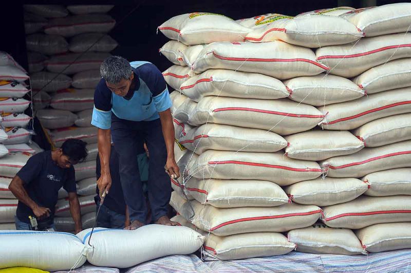 Buruh memindahkan karung berisi beras di Pasar Induk Beras Cipinang, Jakarta, Rabu (20/9/2023). Menteri Perdagangan Zulkifli Hasan meminta Perum Bulog dapat mempercepat penyaluran beras untuk menjaga stabilitas harga pangan di daerah. ANTARA FOTO/Aditya Pradana Putra