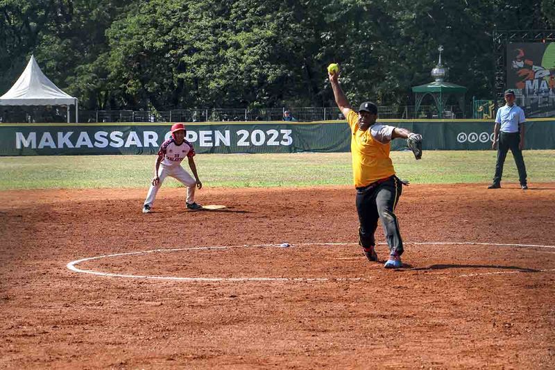 Atlet softball Papua Nugini Tovia Danny (tengah) melempar bola ke arah atlet softball Malaysia saat bertanding pada Turnamen Softball Internasional 2023 di Makassar, Sulawesi Selatan, Rabu (20/9/2023). Turnamen yang dilaksanakan hingga 24 September 2023 tersebut diikuti oleh 12 tim dari tujuh negara yakni Malaysia, Australia, Jepang, Filipina, Selandia Baru, Papua Nugini dan Indonesia sebagai tuan rumah. ANTARA FOTO/Arnas Padda