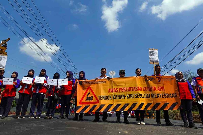 Petugas gabungan melakukan sosialisasi keselamatan perlintasan sebidang di pintu perlintasan kereta api Tanjung, Purwokerto Selatan, Banyumas, Jawa Tengah, Rabu (20/9/2023). PT KAI Daop 5 Purwokerto lakukan sosialisasi keselamatan perlintasan sebidang bersama DJKA Kemnhub, Dishub Pemkab Banyumas, TNI dan Polri, seiring dengan semakin meningkatnya perjalanan KA. ANTARA FOTO/Idhad Zakaria