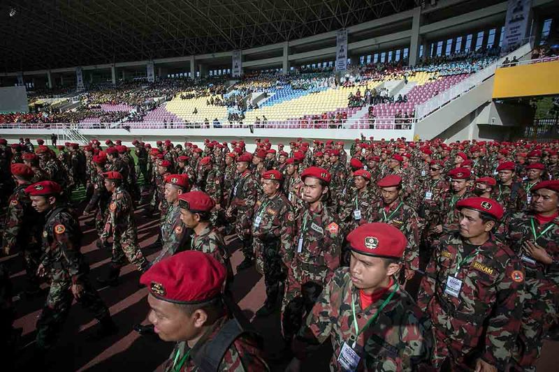 Anggota Komando Kesiapsiagaan Angkatan Muda Muhammadiyah (Kokam) baris-berbaris saat mengikuti Apel Akbar Kokam Muhammadiyah di Stadion Manahan, Solo, Jawa Tengah, Rabu (20/9/2023). Apel akbar tersebut untuk memperkuat konsolidasi peran Kokam dalam menjaga persatuan dan kesatuan bangsa sekaligus komitmen mengawal penuh proses Pemilu 2024 berjalan damai, jujur dan adil. ANTARA FOTO/Mohammad Ayudha