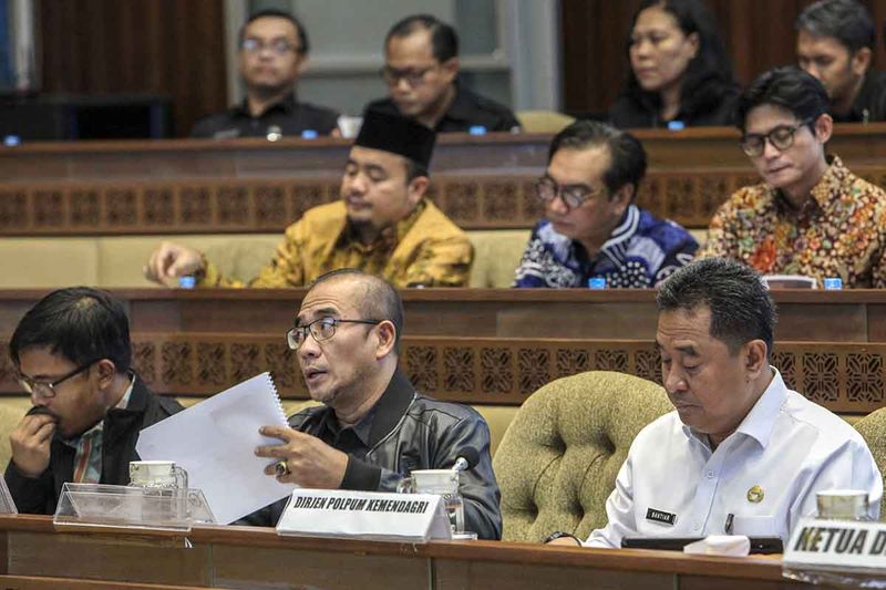 Ketua Komisi Pemilihan Umum (KPU) Hasyim Asyari (tengah) bersama Anggota KPU Idham Holik (kiri) dan Direktur Jenderal (Dirjen) Politik dan Pemerintahan Umum (Polpum) Kemendagri Bahtiar (kanan) saat mengikuti rapat konsultasi dengan Komisi II di Kompleks Parlemen, Senayan, Jakarta, Rabu (20/9/2023). Rapat tersebut membahas perkembangan proses pendaftaran calon presiden dan calon wakil presiden pada pemilihan umum 2024. ANTARA FOTO/Apar