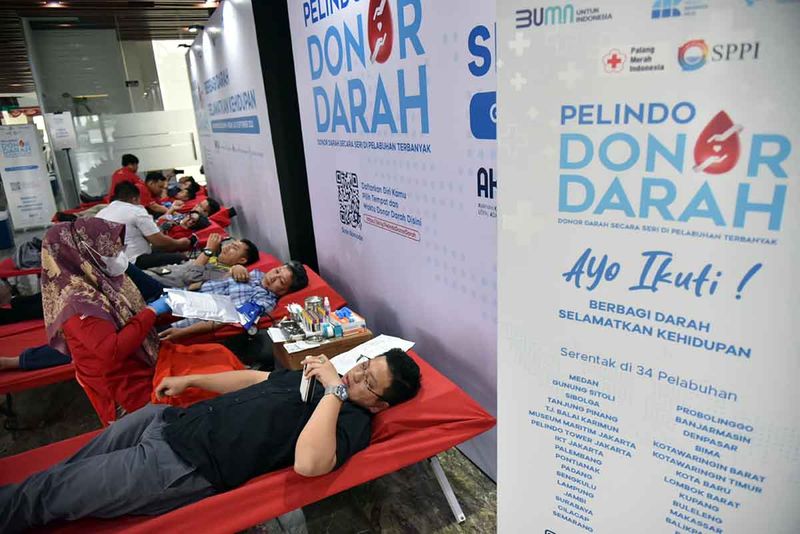 Petugas melayani warga saat donor darah massal di Gedung Graha PT Pelindo, Belawan, Medan, Sumatera Utara, Rabu (20/9/2023). Kegiatan? tersebut dilaksanakan secara serentak di 30? pelabuhan seluruh Indonesia guna memenuhi kuota kantong darah sekaligus memperingati perayaan dua tahun merger Pelindo. ANTARA FOTO/Fransisco Carolio