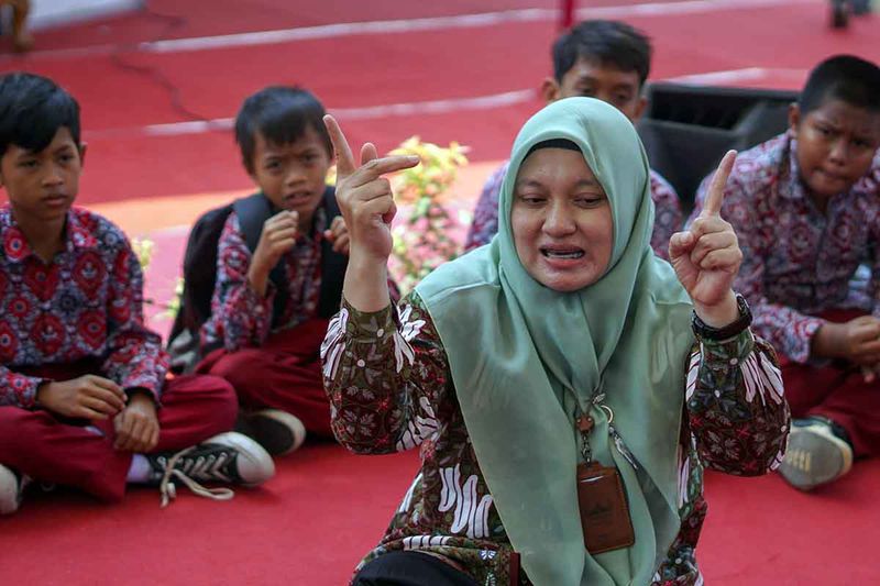 Guru SLB mempraktekkan cara berkomunikasi menggunakan bahasa isyarat kepada siswa di Pekalongan, Jawa Tengah, Rabu (20/9/2023). Pengenalan bahasa isyarat kepada pelajar itu untuk mengajarkan cara berinteraksi kepada orang penyandang disabilitas tuna wicara dan tuna rungu guna menumbuhkan rasa empati kepada sesama. ANTARA FOTO/Harviyan Perdana Putra