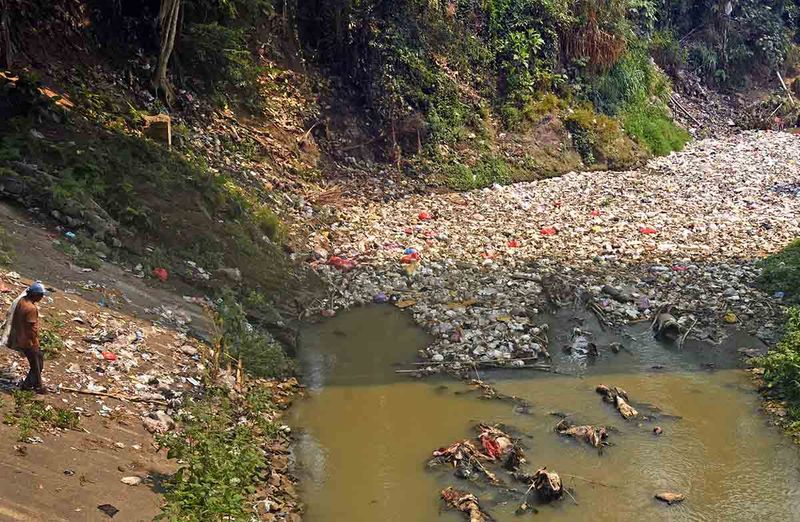 Pemulung mencari barang bekas di daerah aliran Sungai Cibanten yang penuh sampah di Kampung Kidemang Kota Serang, Banten, Rabu (20/9/2023). Warga yang tinggal di di sekitar sungai tersebut meminta pemda setempat segera membersihkan sampah yang menimbulkan bau busuk dan bila turun hujan dikhawatirkan akan memicu banjir. ANTARA FOTO/Asep Fathulrahman