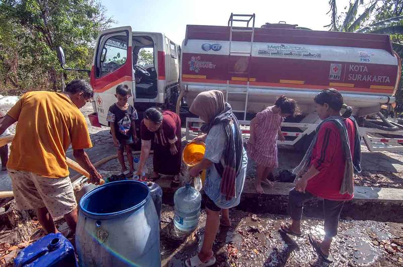 Sejumlah warga mengisi air bersih distribusi dari Palang Merah Indonesia (PMI) Surakarta di Ngrandu, Kedungrejo, Kemusu, Boyolali, Jawa Tengah, Kamis (21/9/2023). Berdasarkan data Badan Penanggulangan Bencana Daerah (BPBD) Boyolali per (21/9/2023) daerah yang mengalami kesulitan air pada musim kemarau menjadi 30 desa di 10 kecamatan di Kabupaten Boyolali. ANTARA FOTO/Aloysius Jarot Nugroho