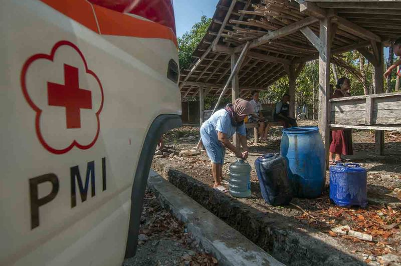 Warga mengisi air bersih distribusi dari Palang Merah Indonesia (PMI) Surakarta di Ngrandu, Kedungrejo, Kemusu, Boyolali, Jawa Tengah, Kamis (21/9/2023). Berdasarkan data Badan Penanggulangan Bencana Daerah (BPBD) Boyolali per (21/9/2023) daerah yang mengalami kesulitan air pada musim kemarau menjadi 30 desa di 10 kecamatan di Kabupaten Boyolali. ANTARA FOTO/Aloysius Jarot Nugroho