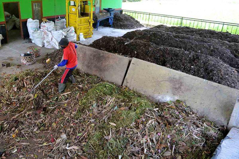 Pekerja mengolah sampah organik di Tempat Pengolahan Sampah Reduce, Reuse, Recycle (TPS 3R) Desa Keliki, Gianyar, Bali, Kamis (21/9/2023). Dalam sehari TPS 3R itu mampu mengolah hingga 700 kilogram sampah rumah tangga dari warga dan sejumlah pengelola akomodasi pariwisata setempat yang diolah menjadi pupuk kompos untuk sampah organik dan memilah sampah anorganik untuk dijual dan didaur ulang guna membantu mengatasi permasalahan sampah di wilayah pedesaan Bali. ANTARA FOTO/Fikri Yusuf