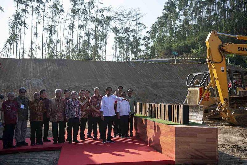 Presiden Joko Widodo (keempat kanan) didampingi Menteri Investasi/Kepala BKPB Bahlil Lahadalia (kedua kanan), Kepala Otorita Ibu Kota Nusantara (IKN) Bambang Susantono (kanan) dan para pimpinan konsorsium pengusaha Indonesia meninjau alat berat dalam peletakan batu pertama Hotel Nusantara di Kawasan IKN, Penajam Paser Utara, Kalimantan Timur, Kamis (21/9/2023). ANTARA FOTO/Sigid Kurniawan