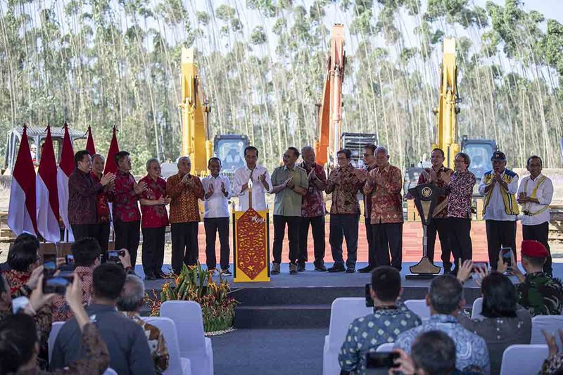 Presiden Joko Widodo (ketujuh kiri) didampingi Kepala Otorita Ibu Kota Nusantara (IKN) Bambang Susantono (delapan kiri), Menteri Investasi/Kepala BKPB Bahlil Lahadalia (Keenam kiri), Menteri PUPR Basuki Hadimuljono (kedua kanan), Mensesneg Pratikno (kanan), Gubernur Kalimantan Timur Isran Noor (kelima kiri) dan para pimpinan konsorsium pengusaha Indonesia melakukan seremoni peletakan batu pertama Hotel Nusantara di Kawasan IKN, Penajam Paser Utara, Kalimantan Timur, Kamis (21/9/2023). ANTARA FOTO/Sigid Kurniawan