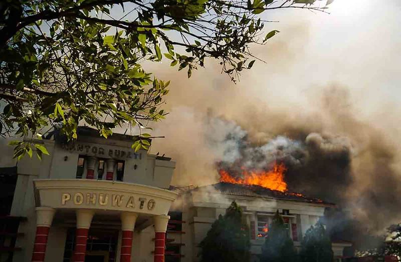 Api membakar Kantor Bupati di Kabupaten Pohuwato, Gorontalo, Kamis (21/9/2023). Kantor Bupati Pohuwato dibakar oleh massa demonstran penambang yang menuntut ganti rugi lahan dari salah satu perusahaan tambang di daerah itu. ANTARA FOTO/Mohammad Halid