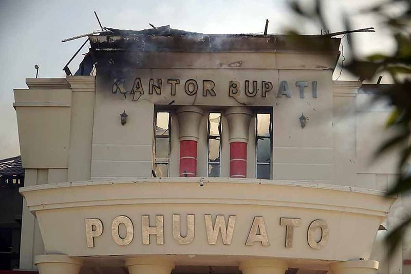 Kondisi Kantor Bupati yang dilalap api di Kabupaten Pohuwato, Gorontalo, Kamis (21/9/2023). Kantor Bupati Pohuwato dibakar oleh massa demonstran penambang yang menuntut ganti rugi lahan dari salah satu perusahaan tambang di daerah itu. ANTARA FOTO/Mohammad Halid