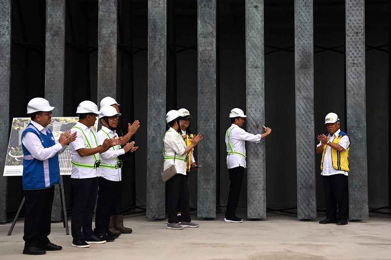 Presiden Joko Widodo (kedua kanan) mengencangkan baut saat pemasangan bilah pertama Garuda di Kantor Presiden, Ibu Kota Nusantara (IKN), Penajam Paser Utara, Kalimantan Timur, Jumat (22/9/2023). Presiden Jokowi menyebut progres pembangunan Kantor Presiden sudah mencapai 38 persen. ANTARA FOTO/Sigid Kurniawan