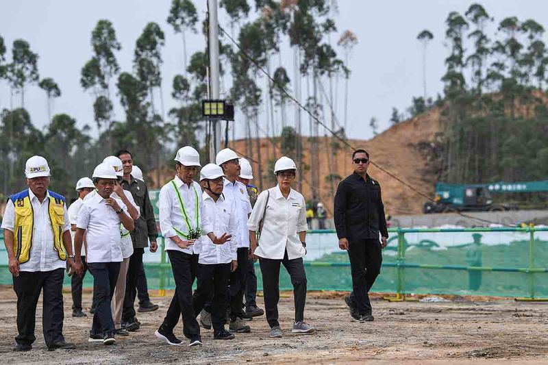 Presiden Joko Widodo (ketiga kiri) didampingi (kiri ke kanan) Menteri PUPR Basuki Hadimuljono, Menteri Investasi/Kepala BKPM Bahlil Lahadalia, Mensesneg Pratikno, Kepala Otorita IKN Bambang Susantono, Menkeu Sri Mulyani meninjau progres pembangunan di Istana Presiden, Ibu Kota Nusantara (IKN), Penajam Paser Utara, Kalimantan Timur, Jumat (22/9/2023). ANTARA FOTO/Sigid Kurniawan