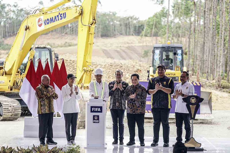 Presiden Joko Widodo (ketiga kiri) menekan tombol didampingi (dari kiri) Gubernur Kalimantan Timur Isran Noor, Menteri Keuangan Sri Mulyani, Direktur Regional Asia Oceania FIFA Sanjeevan C Balasingam, Ketum PSSI Erick Thohir, Menpora Dito Ariotedjo dan Kepala Otorita IKN Bambang Susantono saat Groundbreaking National Training Center di Ibu Kota Nusantara (IKN), Penajam Paser Utara, Kalimantan Timur, Jumat (22/9/2023). Presiden mengatakan pembangunan pusat pelatihan tersebut terintegrasi dengan pembangunan IKN yang dibangun di atas lahan seluas 34,5 hektare dan dilengkapi dengan delapan lapangan serta fasilitas pendukung lainnya. ANTARA FOTO/Dhemas Reviyanto