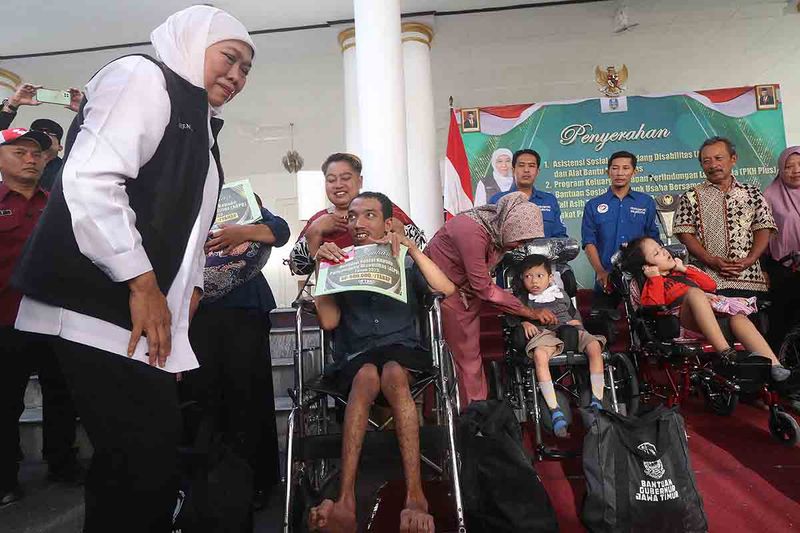 Gubernur Jawa Timur Khofifah Indar Parawansa (kiri) menyerahkan bantuan Asistensi Sosial Penyandang Disabilitas saat kunjungan kerja di Kota Kediri, Jawa Timur, Jumat (22/9/2023). Gubernur Jatim dalam kunjungannya menyerahkan bantuan sosial diantaranya bantuan Asistensi Sosial Penyandang Disabilitas, Program Keluarga Harapan Perlindungan Lansia, Bantuan Sosial Kelompok Usaha Bersama, dan Zakat Produktif untuk Pengusaha Ultra Mikro. ANTARA FOTO/Prasetia Fauzani