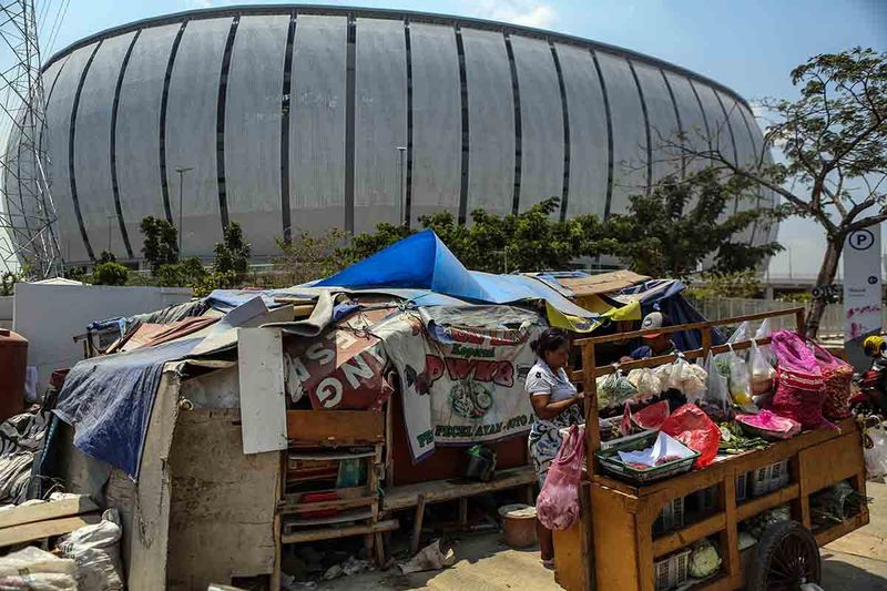 Warga melakukan aktivitas d idepan tenda tempat tinggalnya di Kawasan Jakarta International Stadium (JIS), Jakarta, Jumat (22/9/2023). Warga Kampung Bayam diminta mengosongkan tenda yang didirikan di area sekitar Jakarta International Stadium (JIS) pada hari ini Jumat (22/9), namun, warga masih memilih bertahan dikarenakan belum mendapatkan kesepakatan untuk tempat tinggal. ANTARA FOTO/Asprilla Dwi Adha