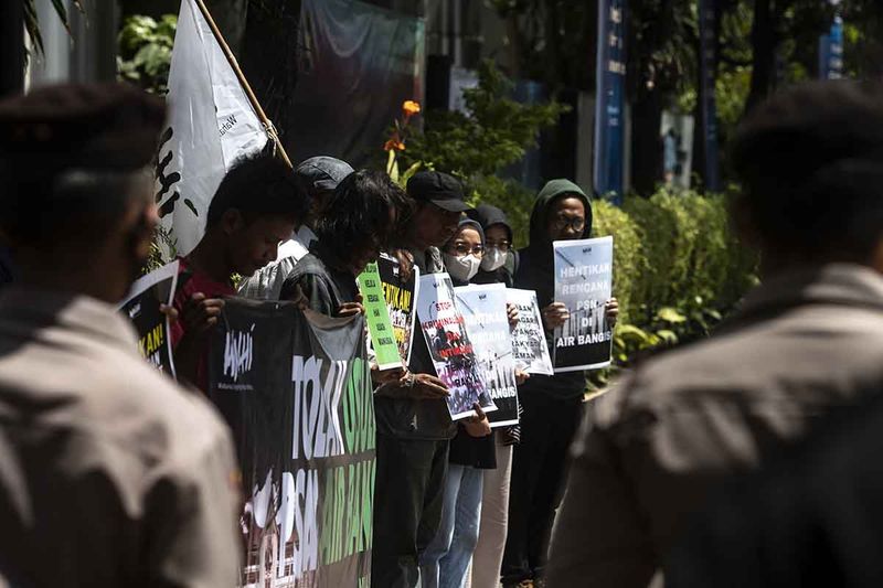 Sejumlah aktivis dari Wahana Lingkungan Hidup (Walhi) bersama warga Nagari Air Bangis melakukan aksi unjuk rasa di depan kantor Kemenko Marves, Jakarta, Jumat (22/9/2023). Dalam aksinya mereka menyampikan penolakan pengusulan Air Bangis sebagai wilayah Proyek Strategis Nasional (PSN), karena dengan adanya proyek tersebut warga terancam akan kehilangan lahan yang menjadi sumber nafkah mereka. ANTARA FOTO/Muhammad Adimaja